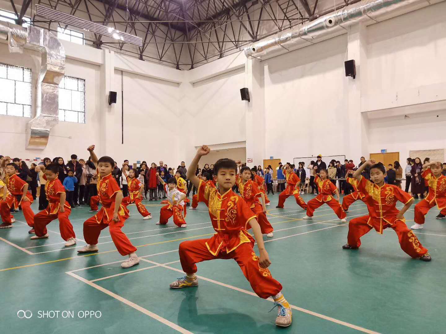 学生应邀到外国语学校表演