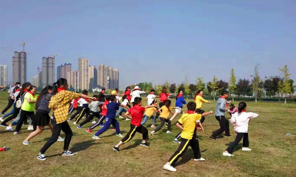 松雅湖家长学生一起练武术